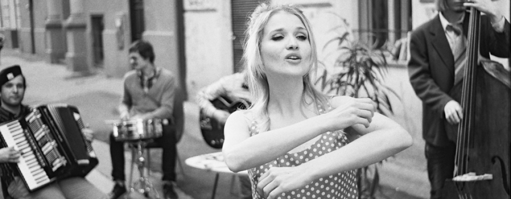 Kapela Voilá! a jejich mozaiky příběhů