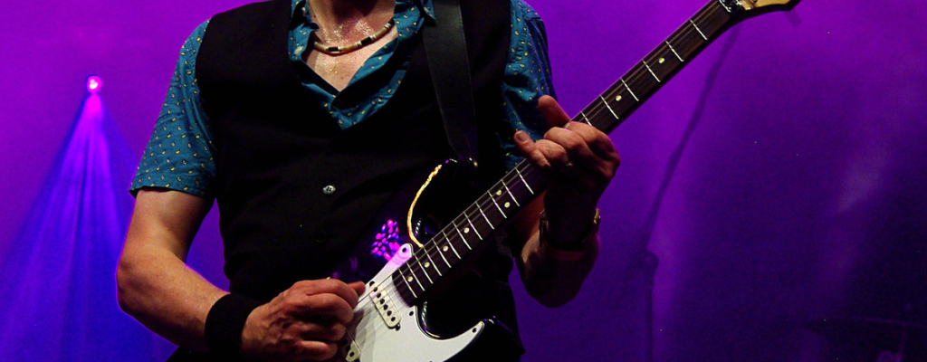 Vzrušující performer Keith Thompson na Malé scéně za oponou