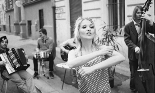 Kapela Voilá! a jejich mozaiky příběhů