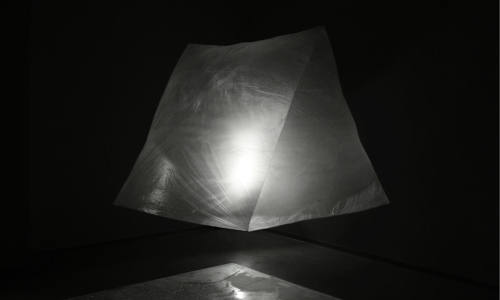 Studenti ateliéru Design skla ze Zlína společně s jeho vedoucím  Petrem Stanickým vystavují v meziříčské Galerii Sýpka