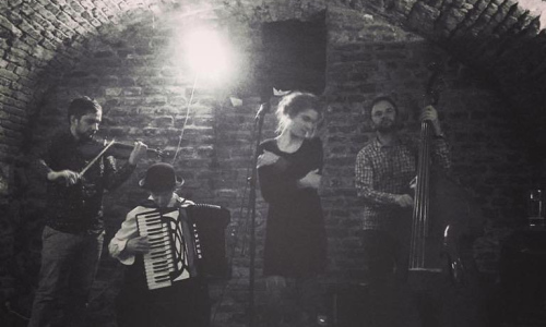 Liberální klezmer v podání plzeňské kapely Mi Martef na Malé scéně za oponou